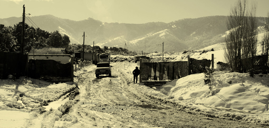 Mercedes Noriega, Mercedes Noriega Photography, Bariloche, Agentina, Patagonia, winter, snow, wait, waiting, village, home, sepia, road, truck, landscape, street photography