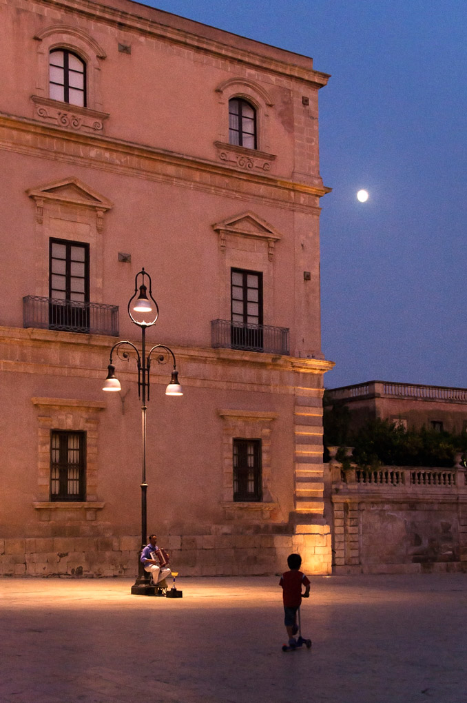 Syracuse, Sicily, Italy, street photography, night, moon, pink, architecture, listen, plaza, music, hypnotized, scooter, accordion, street musician, night serenade