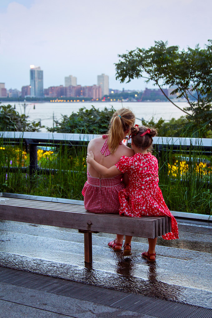 New York, New York City, NY, the Big Apple, Mercedes Noriega, Mercedes Noriega photography, city, urban, street photography, mom, mother, daughter, red , red dresses, Highline Park, Manhattan, Chelsea
