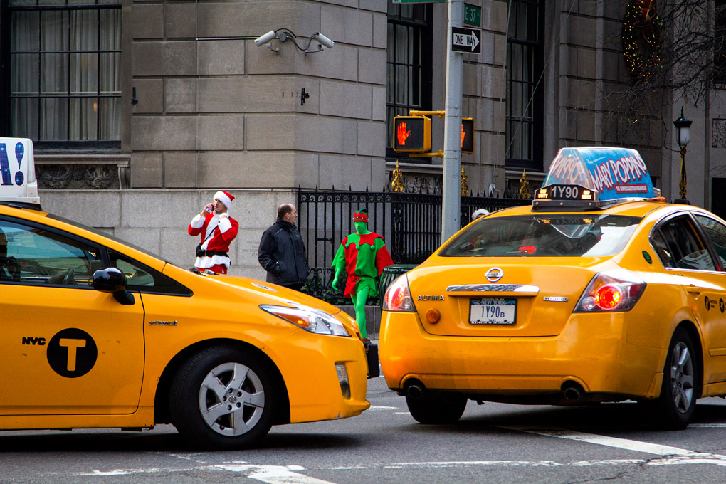 street photography, christmas, city, taxi, yellow cab