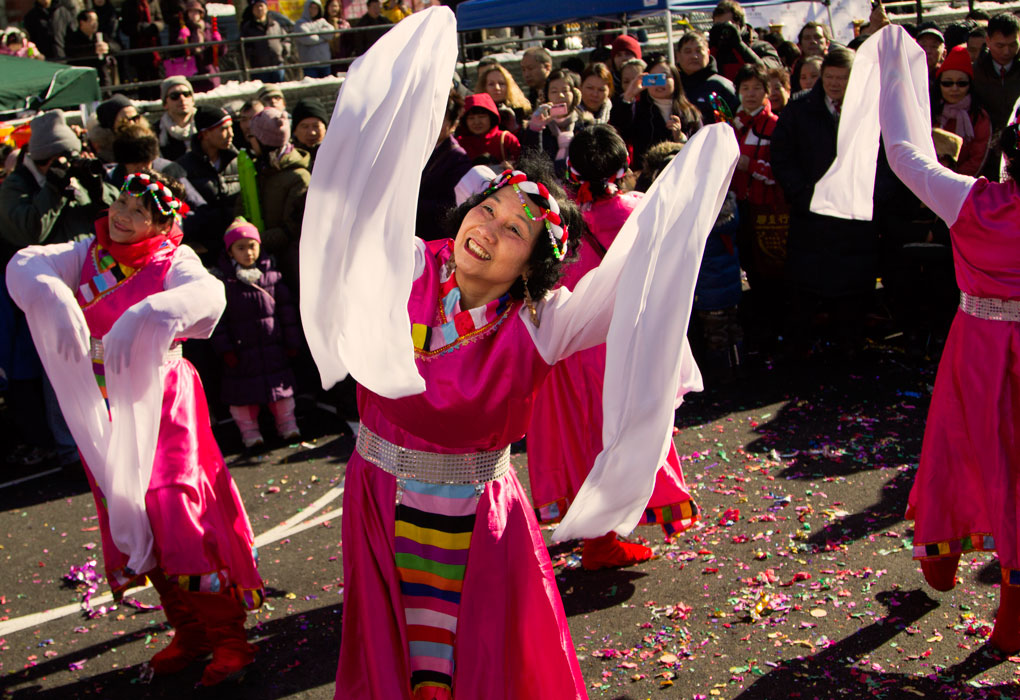 Let the sun shine down on me, Chinese New Year celebrations, dance, pink women, dancing traditions, Chinese traditions, celebration, new year celebration, Mercedes Noriega, Mercedes Noriega Photography