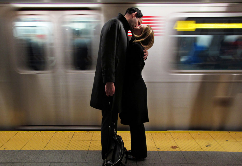 Subway affaire, love, kiss, subway kiss, street photography, metro, New York, USA, Mercedes Noriega, Mercedes Noriega Photography