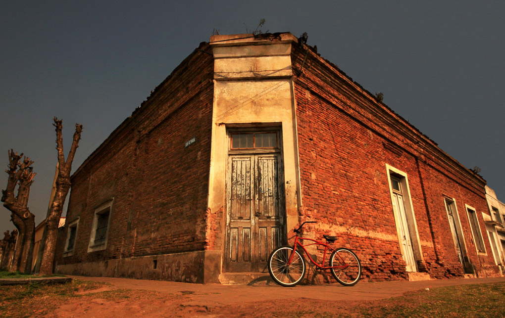 Bicicleta roja, Mercedes Noriega, Mercedes Noriega Photography, street photography, corner, home, brick, red, red bicycle
