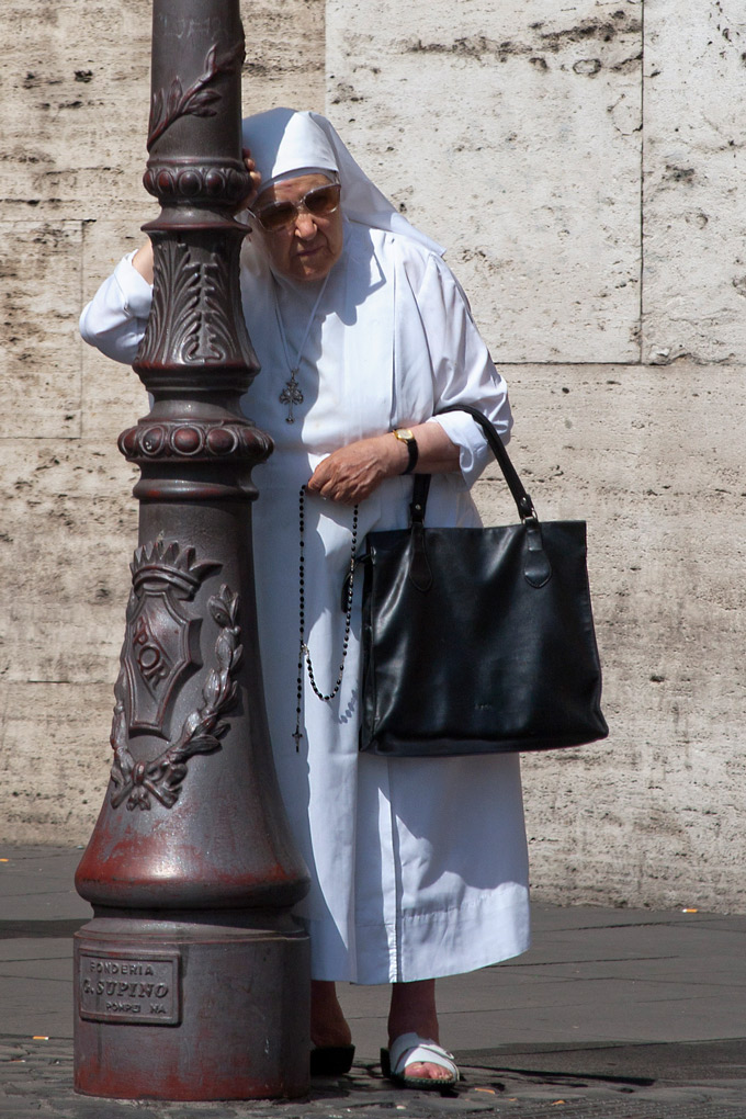 street photography, nun in the summer, hot, vatican city, Mercedes Noriega, Mercedes Noriega Photography