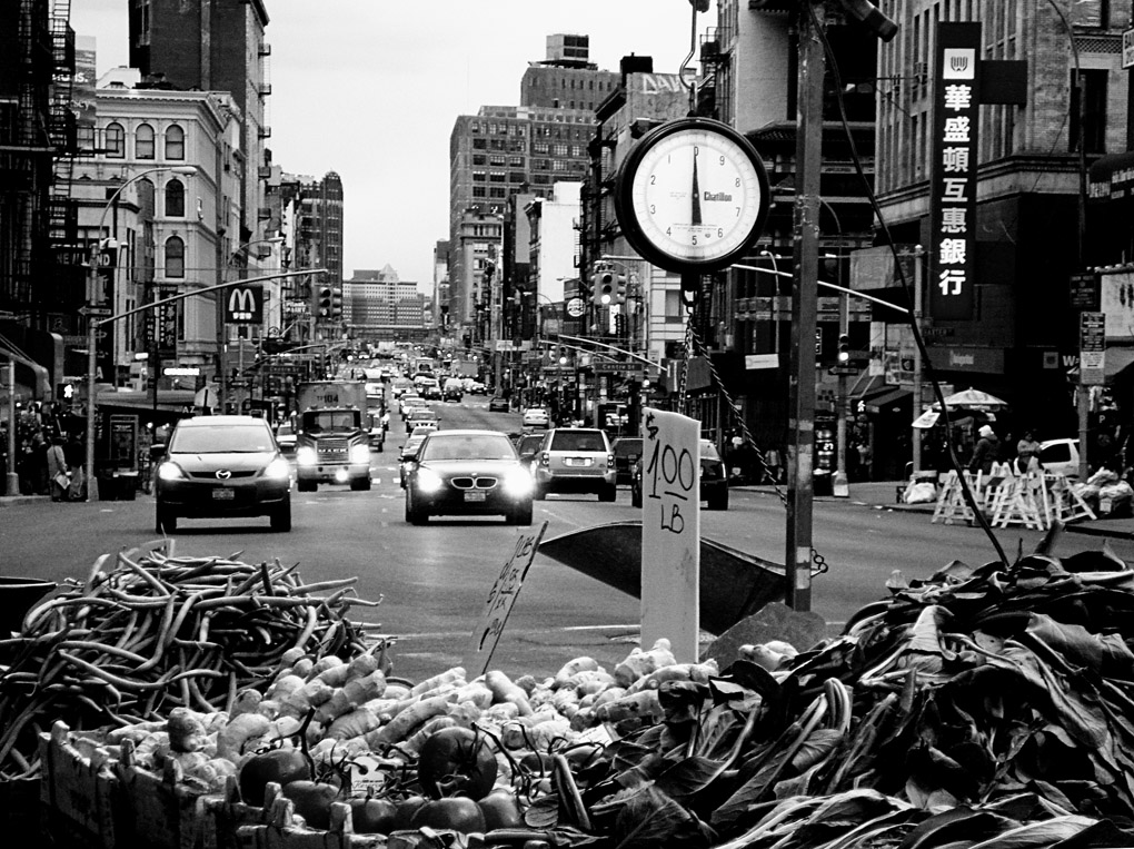 street photography, street vendor, fruit street vendor, begetables, black and white new york city, NY, Mercedes Noriega, Mercedes Noriega Photography