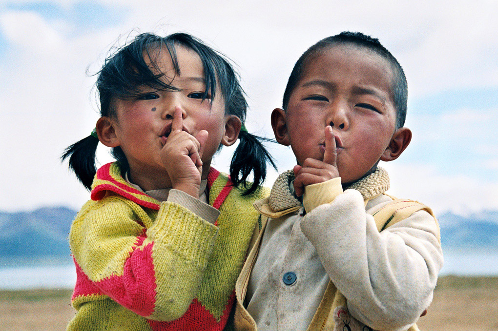 Silence Pact - Lake Namtso, Tibet, Pacto de silencio, tibetans kids, sh, shsh, silence, conquered, free tibet, Mercedes Noriega, Mercedes Noriega Photography