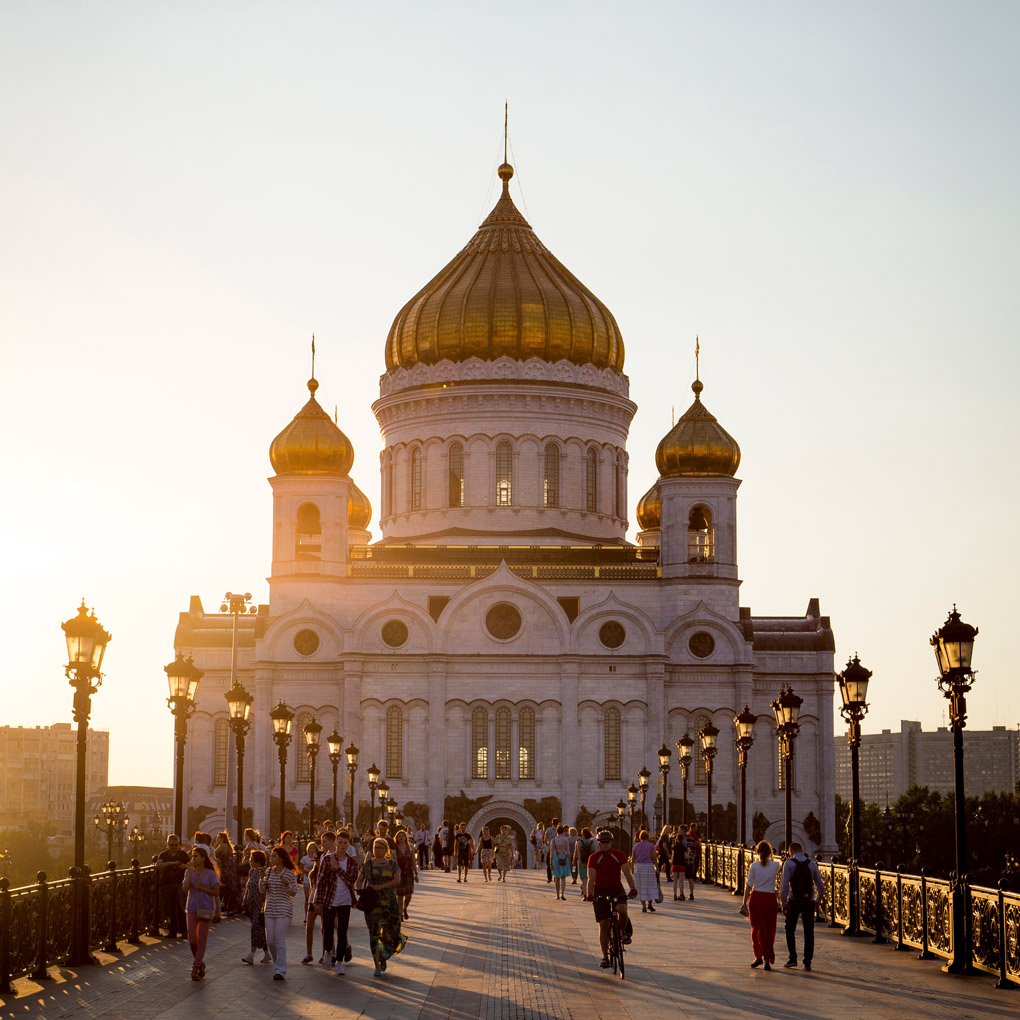 Cathedral of Christ the Saviour & Patriarshy Bridge, Moscow, Russia, religion, faith, Russian Orthodox cathedral, Moskva River, Kremlin, sunset, Vodootvodny Canal, bridge, street photography, city, urban, sunset, tourism, landmark, Mercedes Noriega, Mercedes Noriega Photography