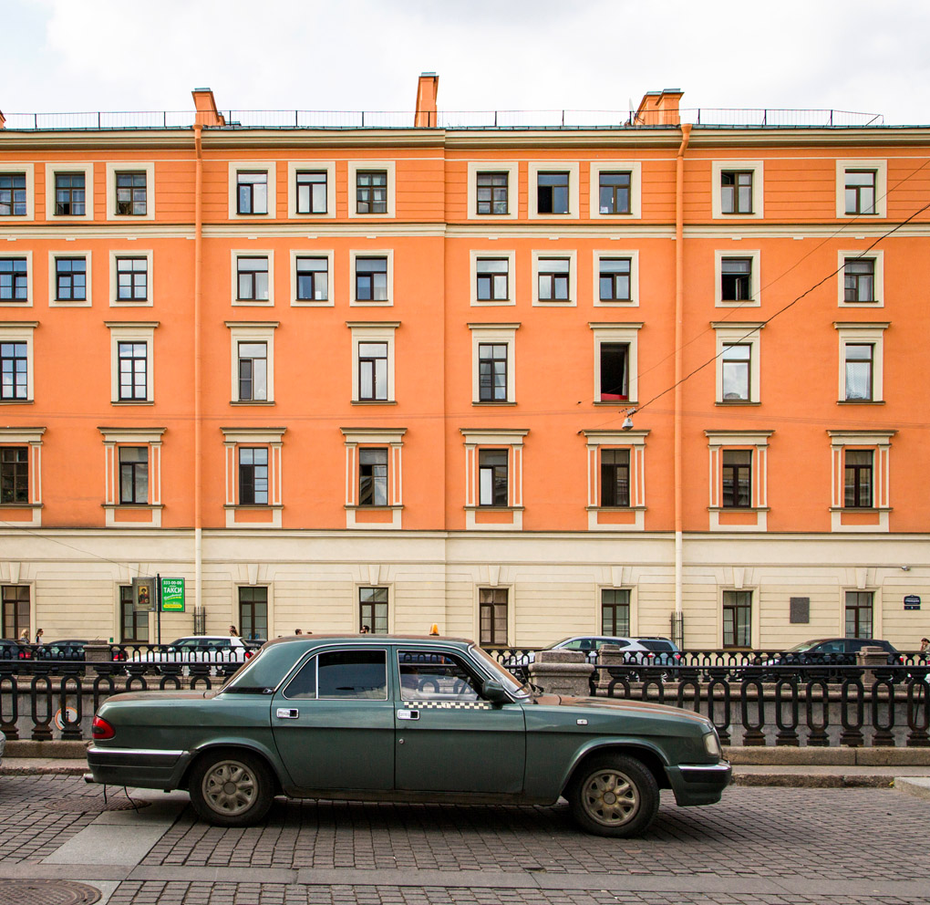Saint Petersburg, Russia, street photography, car, green car, orange building, city, citiscape, Mercedes Noriega, Mercedes Noriega Photography