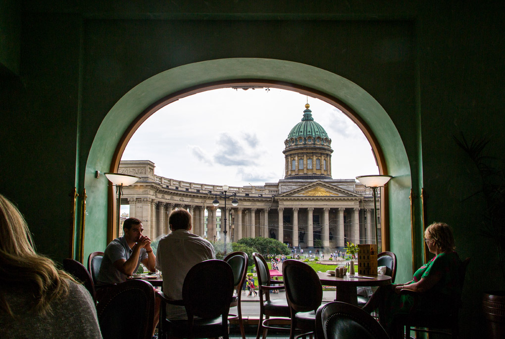 Singer cafe, View of Kazan Cathedral, Saint Petersburg, Russia, religion, faith, russian orthodox, orthodox, pray, Our Lady of Kazan, candid photography, coffee shop, library, Dom Knigi, Dom Knigi Bookshop, Mercedes Noriega, Mercedes Noriega Photography
